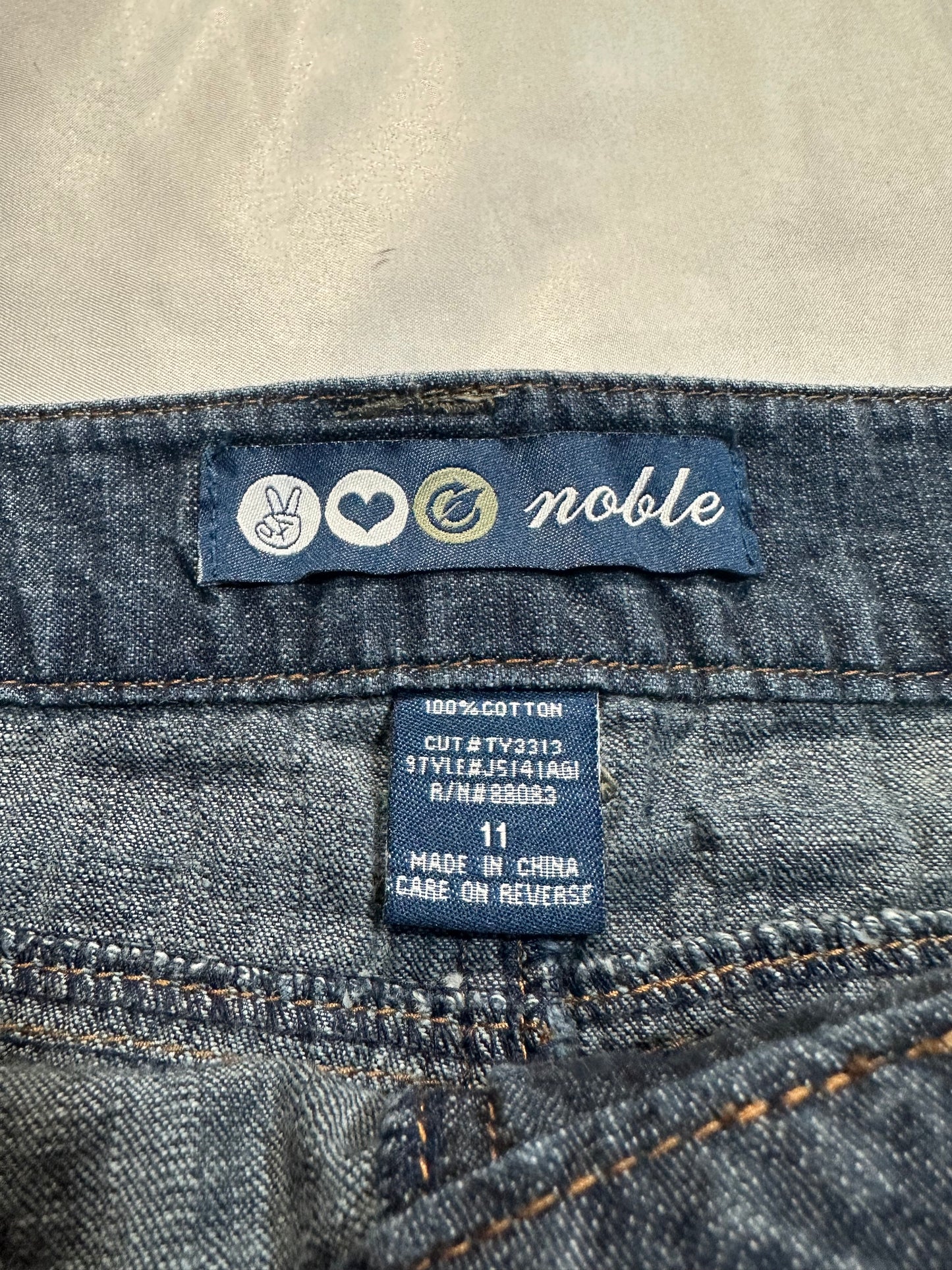(SZ 11)early 2000s dark washed denim shorts