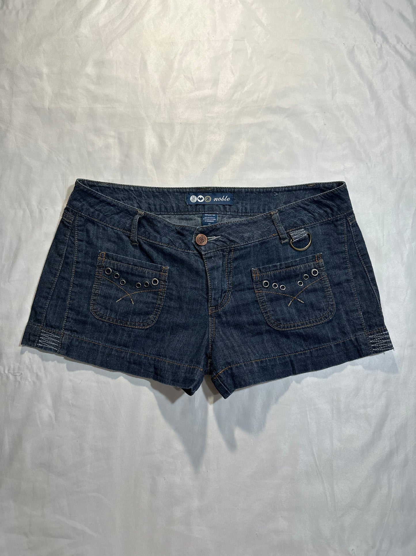 (SZ 11)early 2000s dark washed denim shorts