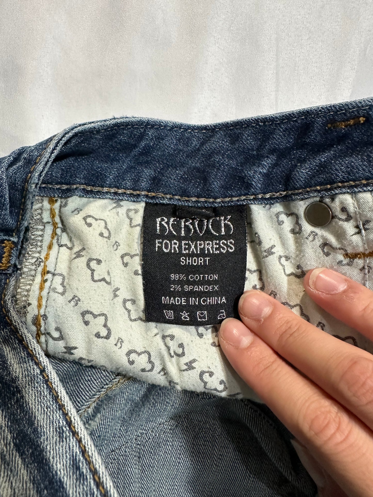 (SZ 6)early 2000s denim shorts