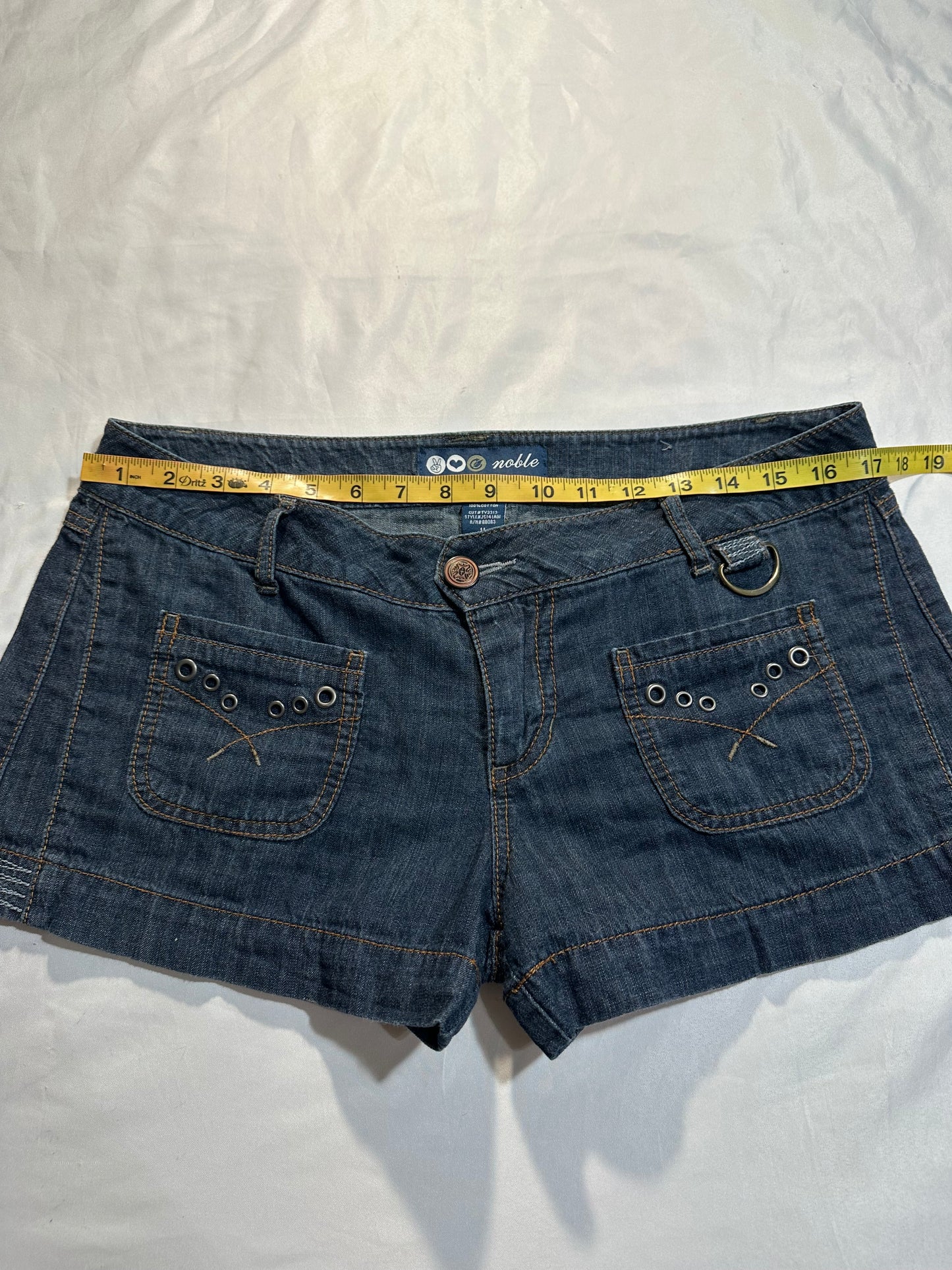 (SZ 11)early 2000s dark washed denim shorts