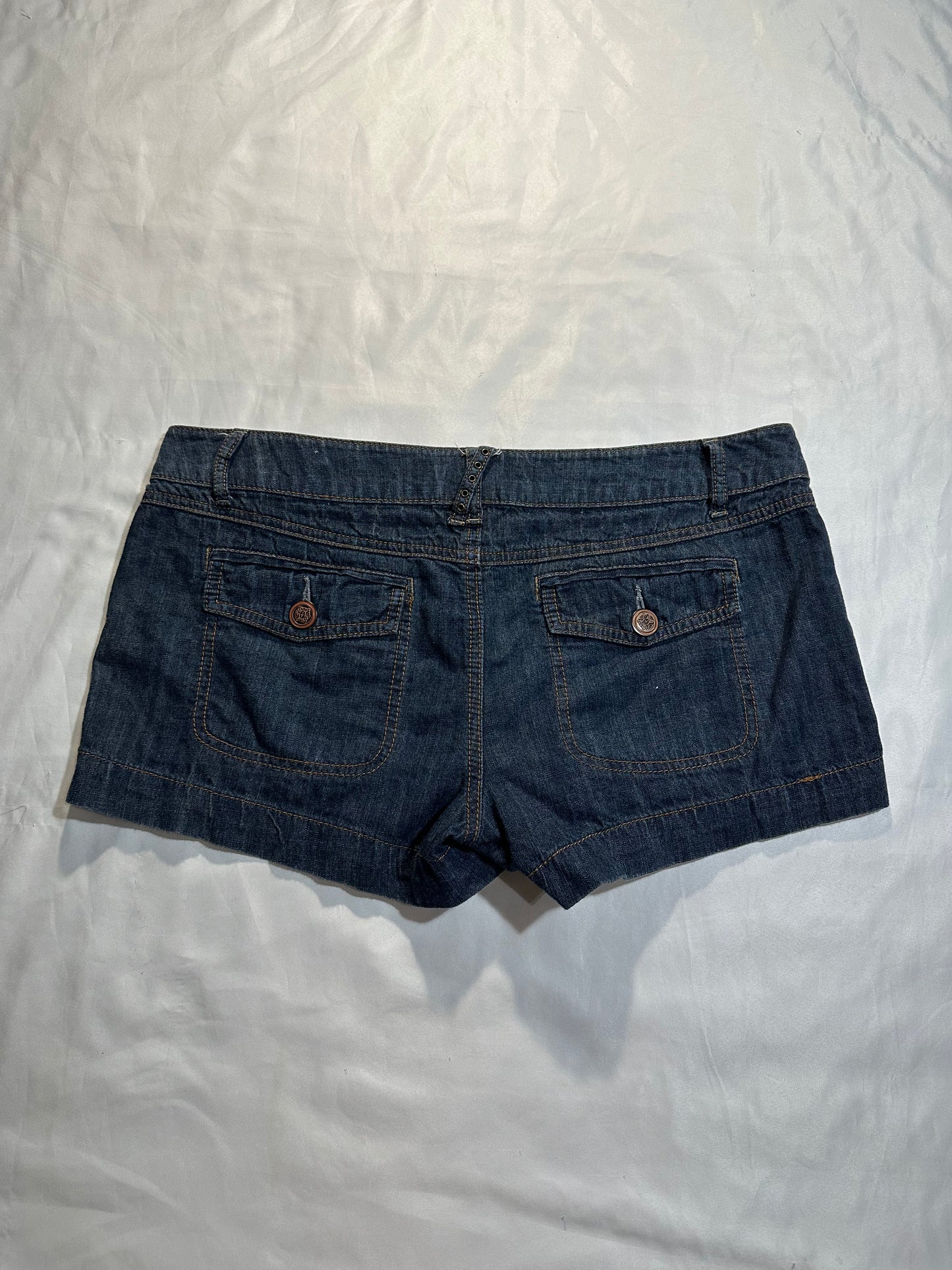 (SZ 11)early 2000s dark washed denim shorts