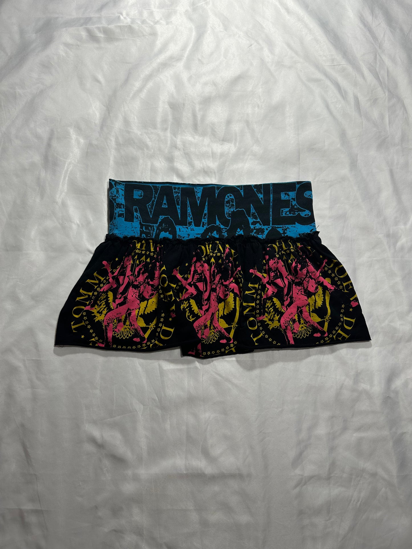 (M) 90’s glamhead the ramones all over print mini skirt