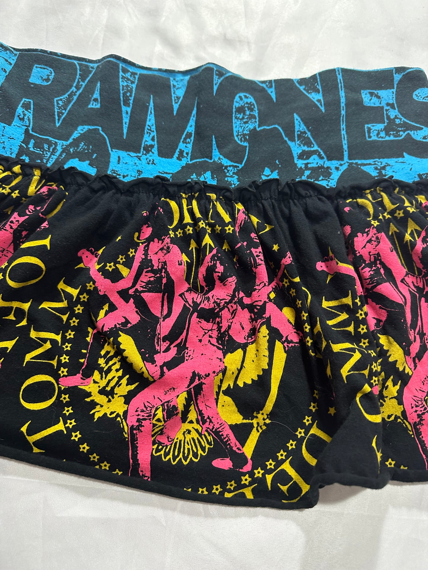 (M) 90’s glamhead the ramones all over print mini skirt
