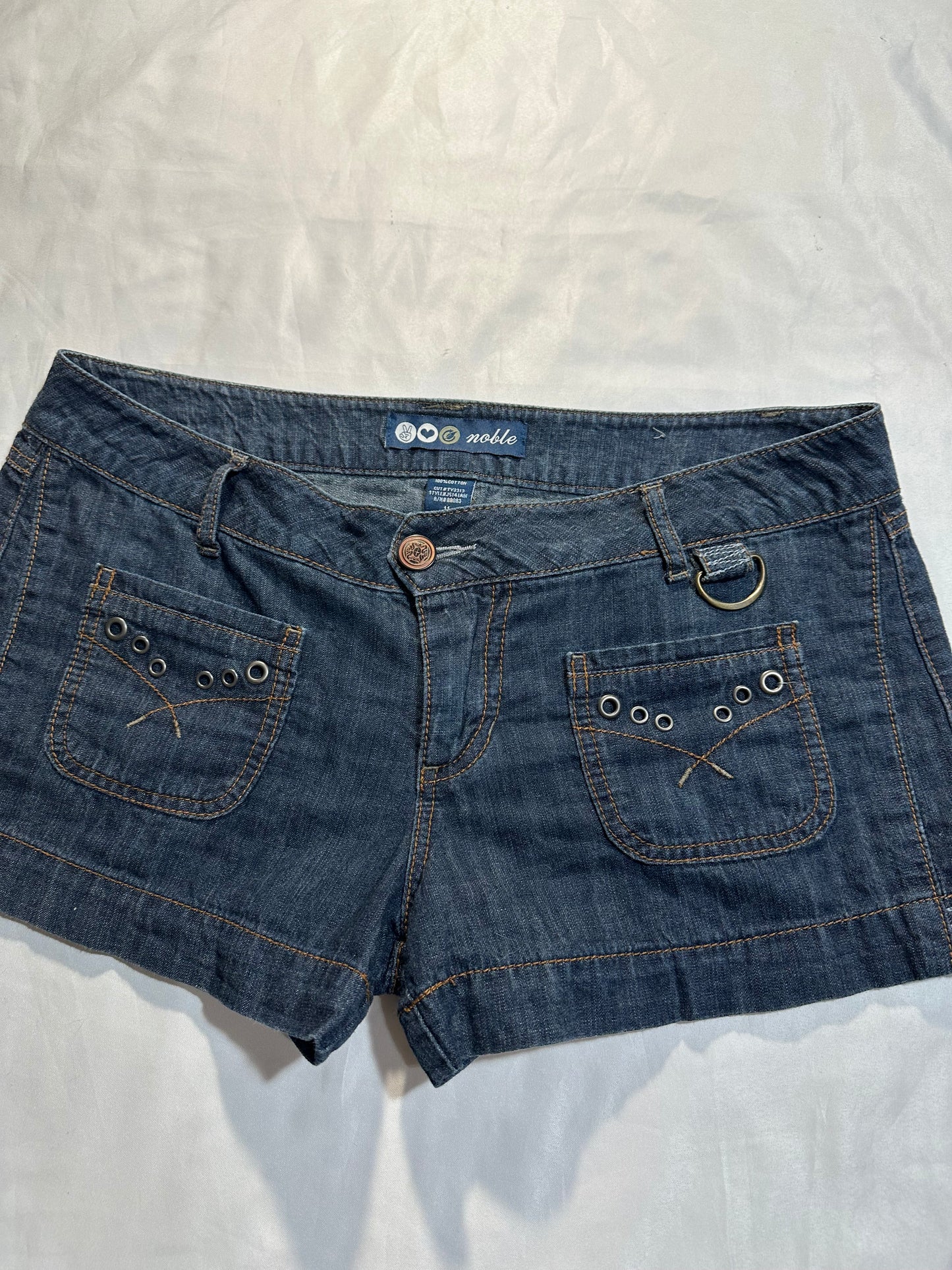 (SZ 11)early 2000s dark washed denim shorts