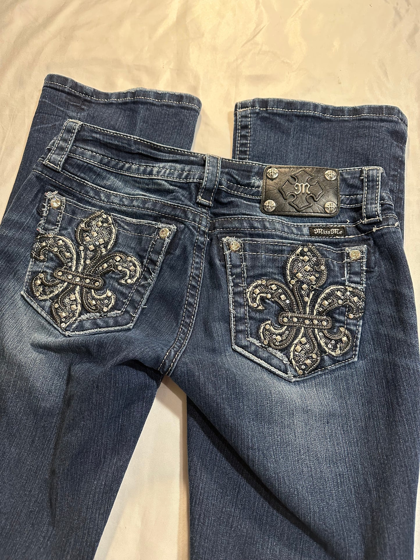 (SZ 28)embellished bootcut flared miss me jeans